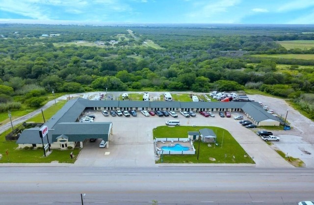Comfort and Convenience! Pet Friendly Stay with Parking & Pool