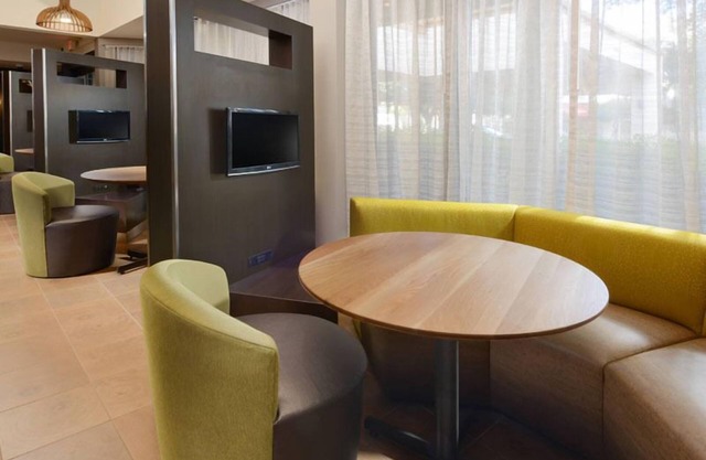 Comfort and Convenience! 1BR Suite with Balcony, Swimming Pool, Pets Allowed!