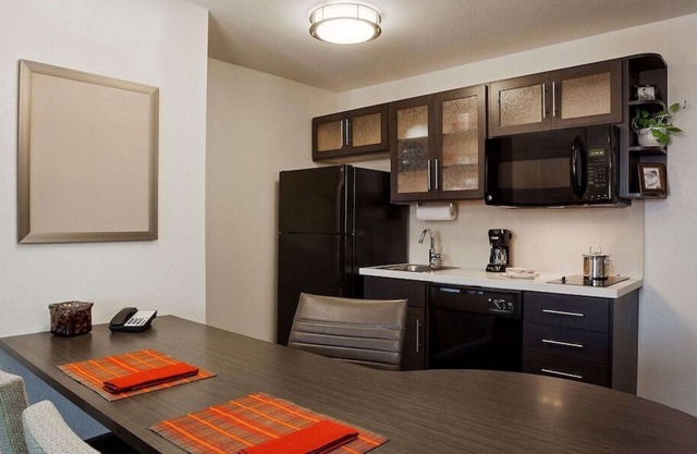 Comfort and Convenience! FREE Parking, Pets Allowed, Near Memorial City Mall!