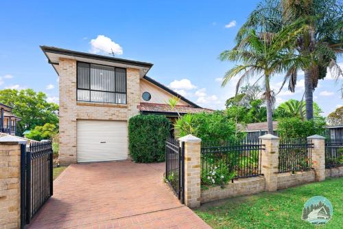 Comfort and Style 2-Bed Townhouse in Ingleburn