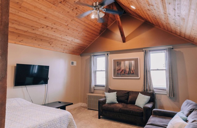 Comfort & Charm in the Heart of Minster: Up to 10 Guests