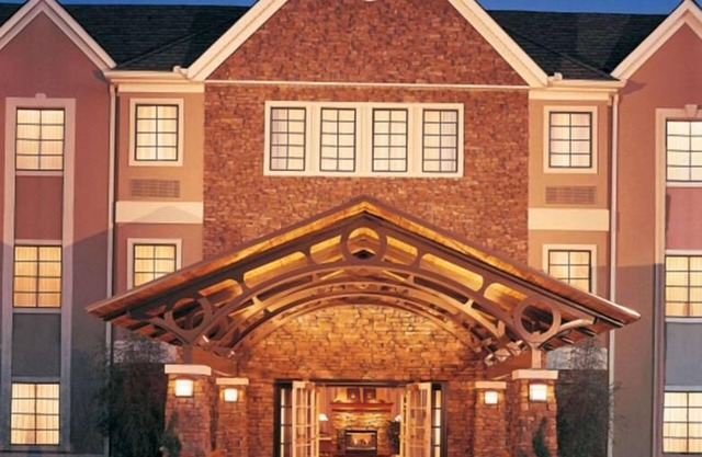 Comfort & Convenience! w/Fully-equipped Kitchen, Parking & Pool Onsite!