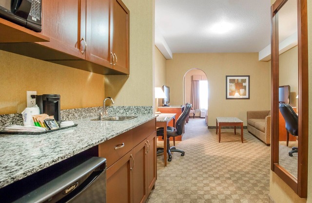Comfort Inn & Suites