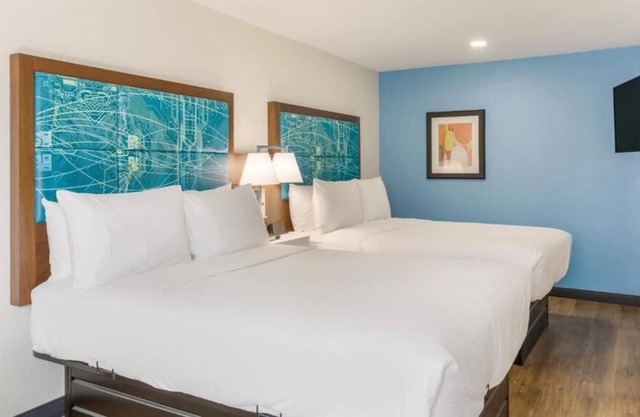 Comfort Meets Affordability! Onsite Swimming Pool, Complimentary Breakfast