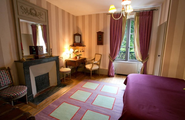 Comfort room with extra bed