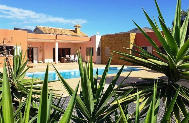 Comfortable large finca - Away from mass tourism - Central island location