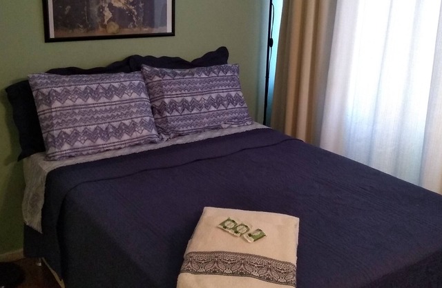 Comfortable 1 bedroom apartment w / Maq. Wash, Wi-Fi and Cable TV on SQS 410.