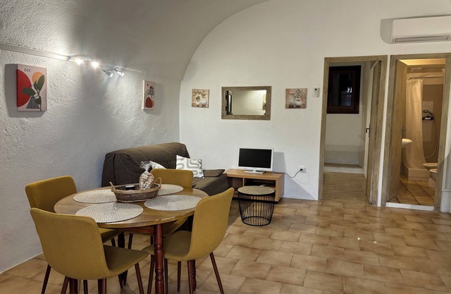 Comfortable 1-bedroom apartment on ground floor.