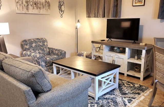 Comfortable 2 Bedroom Apt Algiers Point