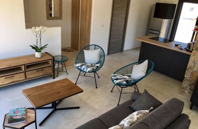 Comfortable 2-bedroom villa 500 metres from LOZARI beach