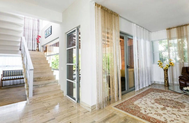 COMFORTABLE 3 BEDROOM HOUSE WITH LARGE COMMON SPACES & WONDERFUL SWIMMING POOL.