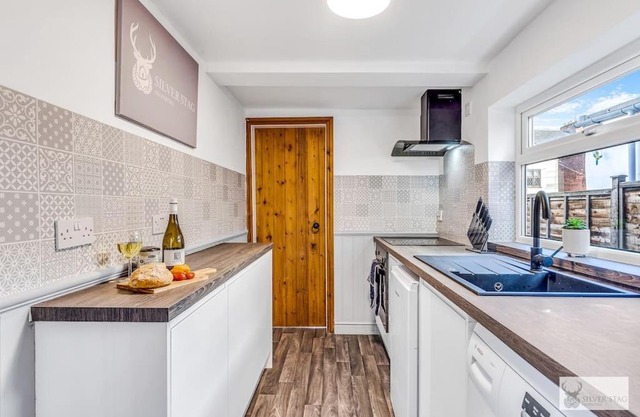 Comfortable 3 Bedroom Gem with 2 Bathrooms Perfect for Groups
