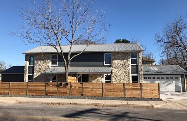 Comfortable 3 Bedroom Home - Walk to Restaurants & bars!