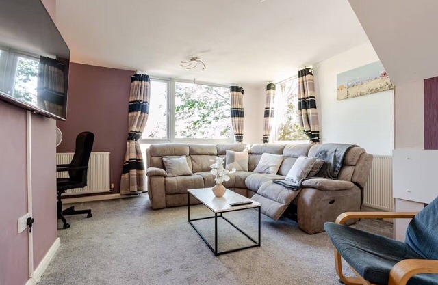 Comfortable 3-Storey House with Free Car Parking