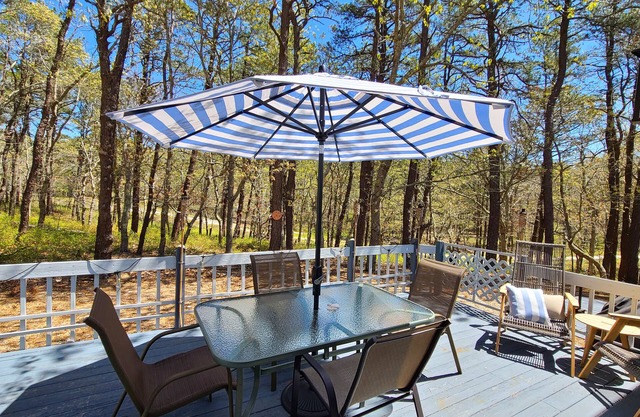Comfortable 3BD--Central A/C, Enclosed Outdoor Shower, Deck, Close to Gull Pond