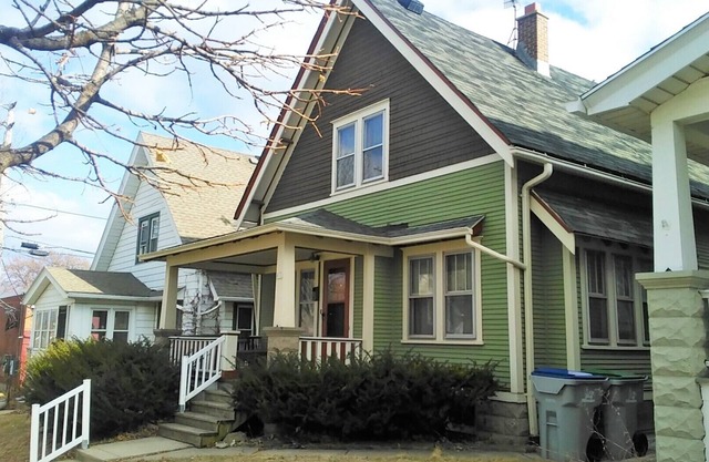 Comfortable 3BR Craftsman Bungalow in Milwaukee Bay View Neighborhood Sm Dog OK
