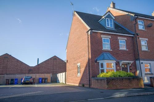 Comfortable 4 Bed Modern Townhouse with Parking