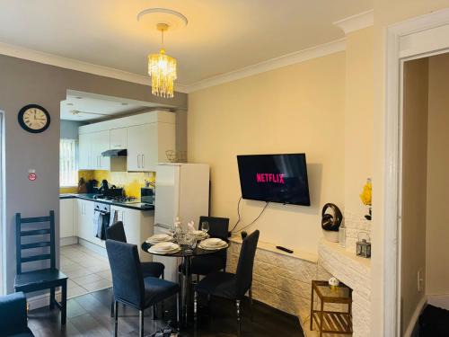 Comfortable 4 bedroom house, sleeps 8! Close to Coventry City Centre