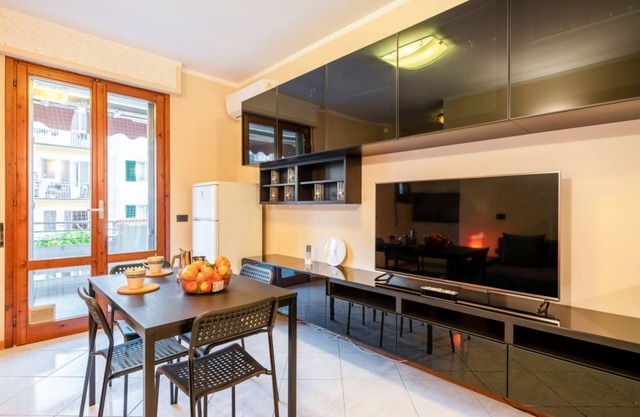 Comfortable 65 sqm apartment, with modern furnishings, able to accommodate up to 5 people, located on the 3rd floor of a building with a lift. The property is located in Ponte alla Vittoria area, a few minutes on foot from the Cascine Park, and constitut