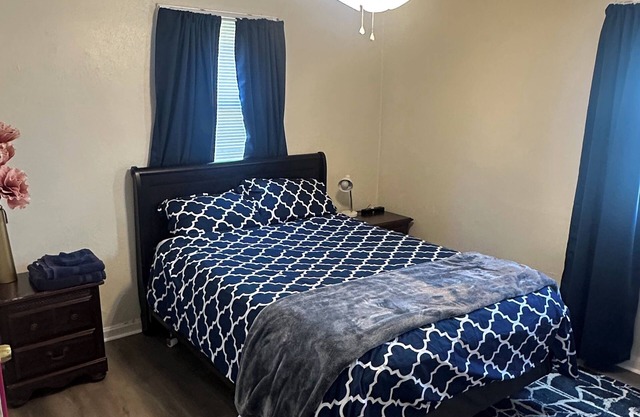 Comfortable & Affordable House Less Than 15 Min To Coliseum, Shopping, & Beaches