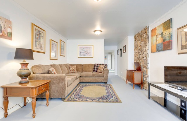 Comfortable Alabama Apartment: Pets Welcome!