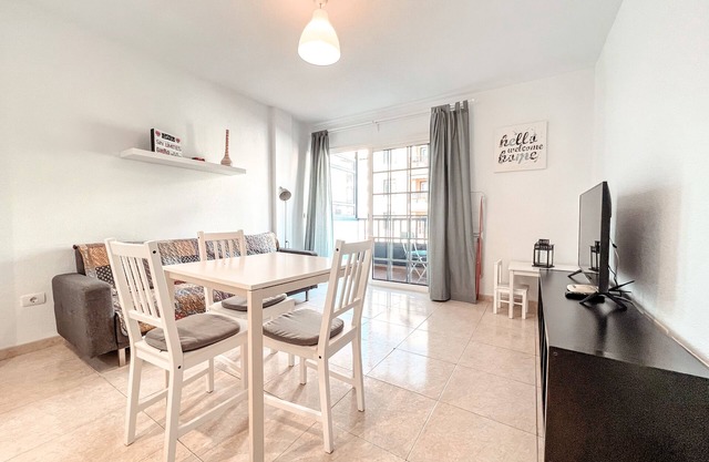 Comfortable apartment near the beach with top restaurants and shopping options.