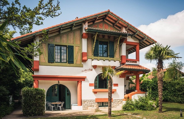 Comfortable Basko-Landaiser-Villa near the sea with terrace and garden