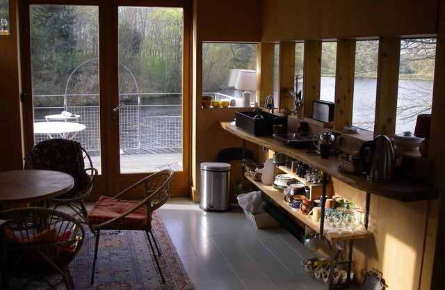 Comfortable cabin over a pond, private access, pontoon.