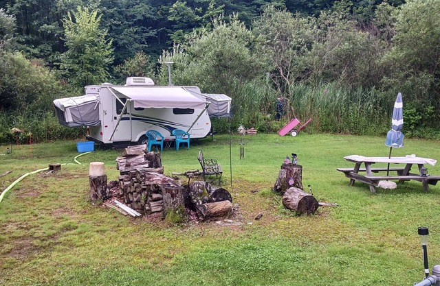 Comfortable Camper a few miles off thruway and area attractions. Fire ring wood