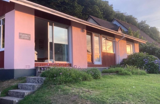 Comfortable coastal cottage 200m from the sea, pub and cafe in delightful Dale.