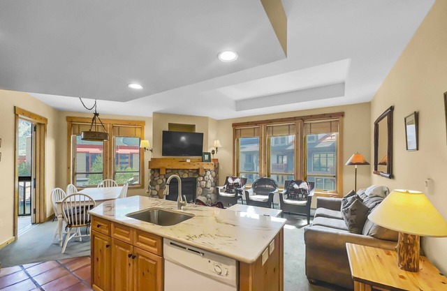 Comfortable Condo in Prime Location with Hot Tub, Short Walk to Lifts - X414