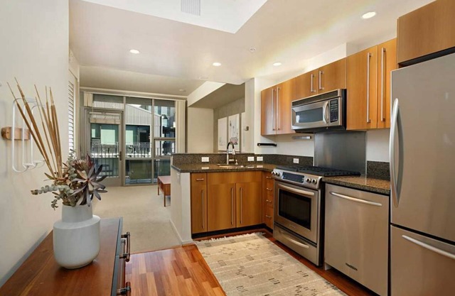 Comfortable Condo Near Ballpark