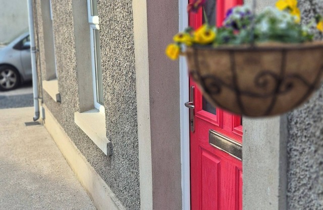 Comfortable Cottage Stay Outside Belfast | Private Parking & Sleeps 4 guests