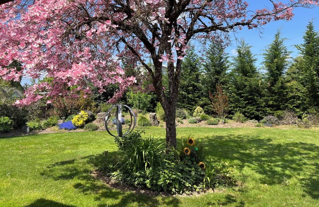 Comfortable cozy 3 bedroom 2 bath with WiFi, & AC centrally in beautiful Eugene