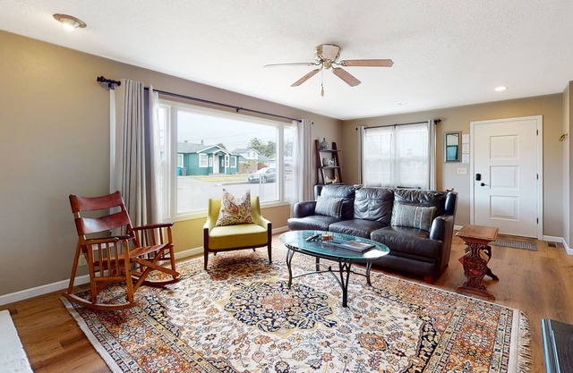 Comfortable dog-friendly home with patio, grill, board games, & enclosed yard