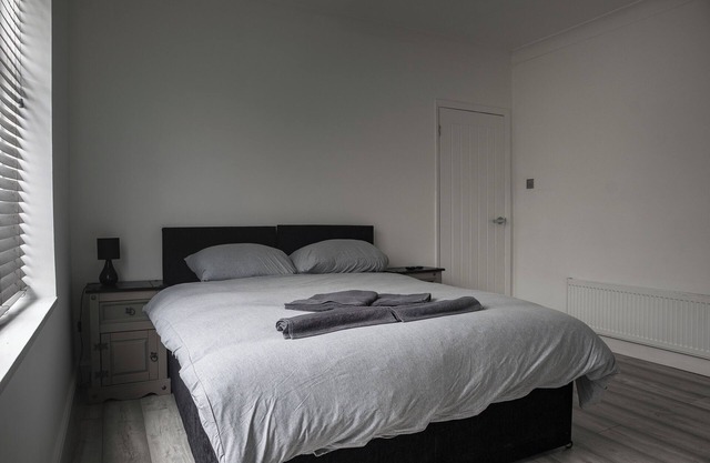 Comfortable Double Bedroom In E6