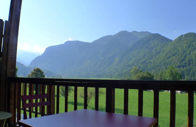Comfortable duplex with south balcony, pets allowed and parking