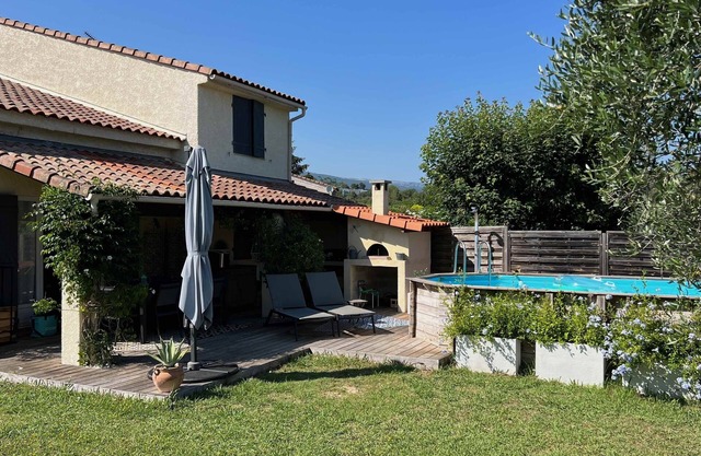 Comfortable family villa with air conditioning, private pool and garden!