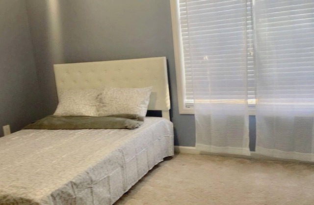 Comfortable four bedroom house in cozy neighborhood
