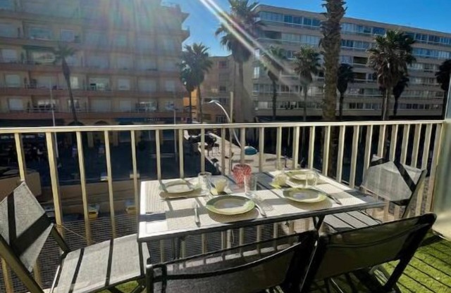 Comfortable T2 Canet plage vue mer pied dans l'eau parking avec suplement.