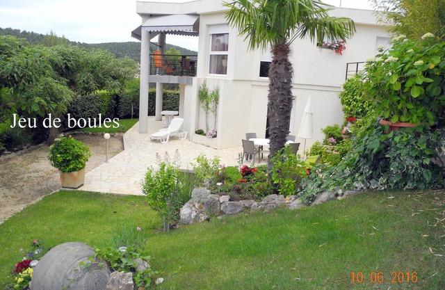 Comfortable garden level in villa