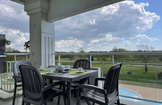 Comfortable apartment with pool, golf, and parking