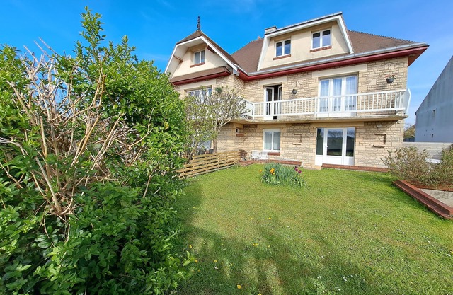 Comfortable apartment in villa with garden, 350 m from the beach/shops