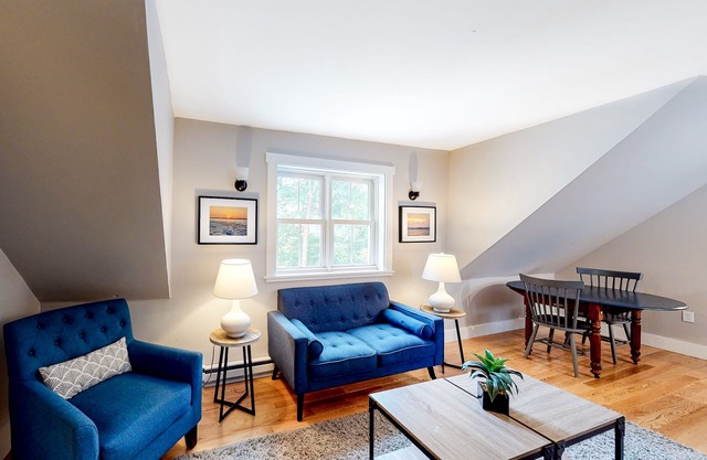 Comfortable Getaway for Two w/Kitchenette - Right in the Heart of Downtown