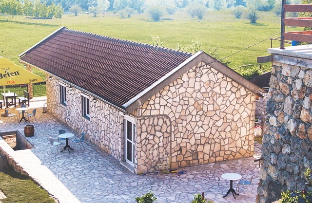 Comfortable Holiday Home with Garden near Lake
