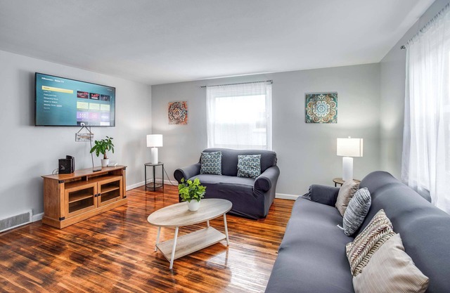 Comfortable Home In the Suburb close to Dwtn and Airpo