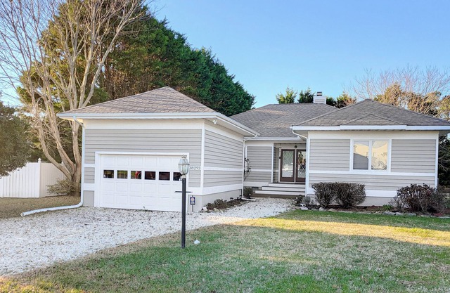 Comfortable home with pool & tennis court access, W/D, & AC - near beach & bay