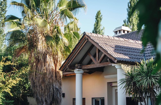 Comfortable house with swimming pool and garden in warehouse area