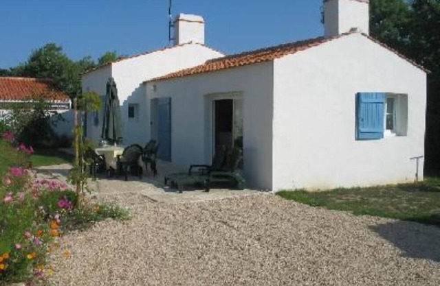 Comfortable house with nice garden between sea and forest, all on foot!