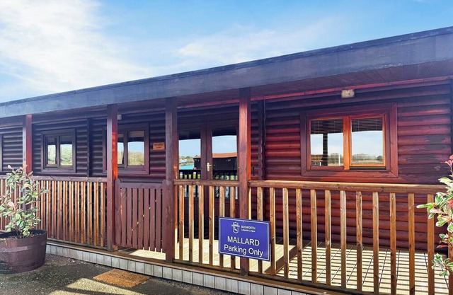 Comfortable lodge that sleeps four people, ideal for families.
